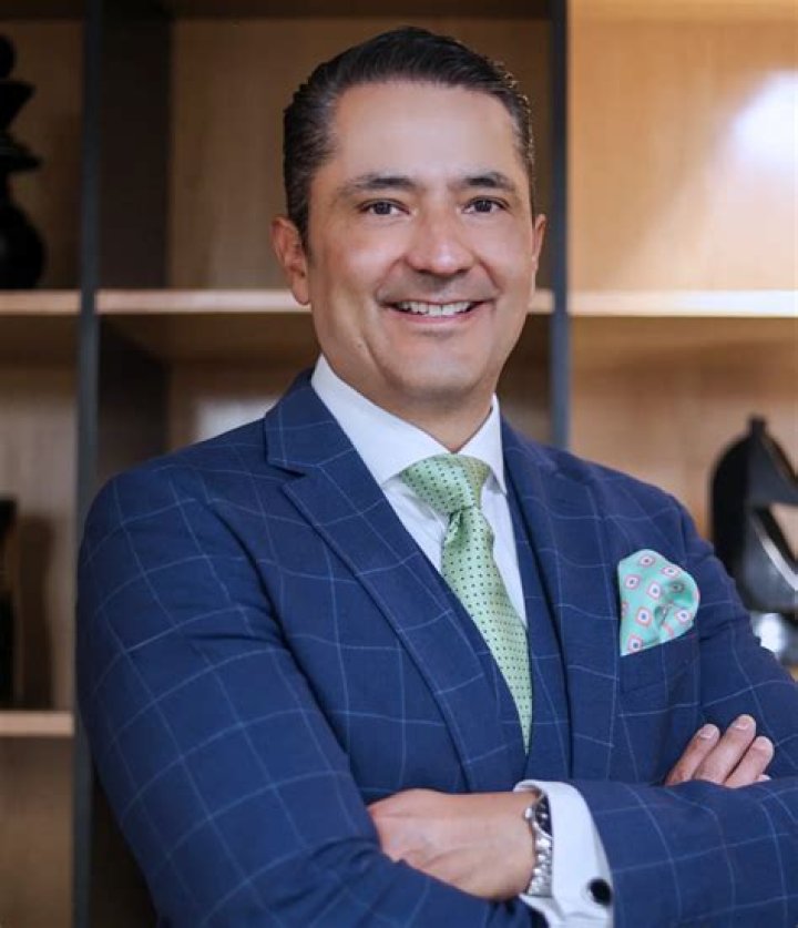 ANTONIO VELÁZQUEZ: HIS AGE, HIS SERIES AND HIS PAST WITH MARTA RIESCO