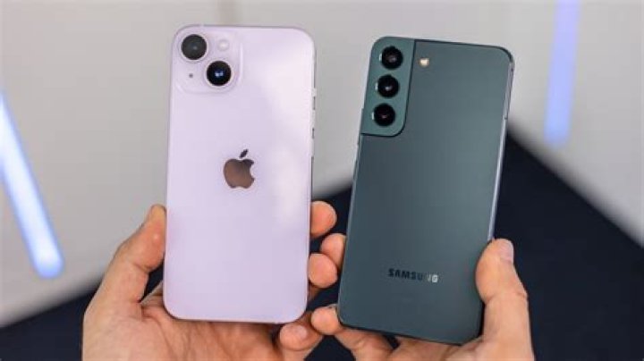 Apple iPhone SE (2022) vs. Samsung Galaxy S22