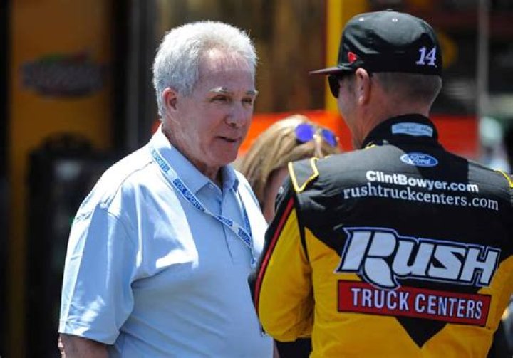 CNN Transcript - Larry King Live: Darrell Waltrip Remembers Dale Earnhardt; Bette Midler Discusses Her Career