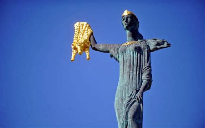 Das goldene Vlies – Anne Lenk stellt am Münchner Residenztheater Franz Grillparzers Gegenwärtigkeit ans Licht