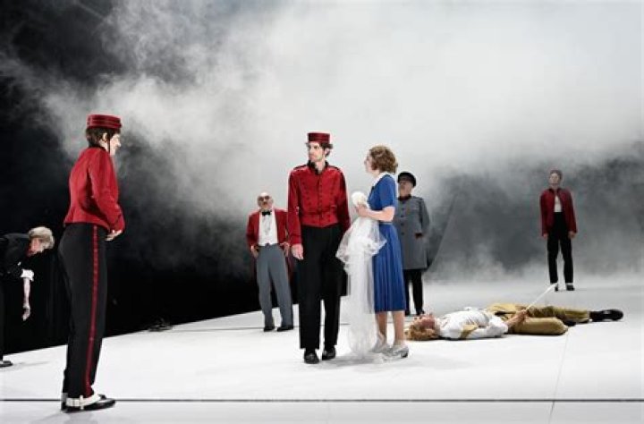 Das Schloss – Robert Borgmann packt das Romanfragment von Franz Kafka im Schauspiel Frankfurt mit der Regiepranke