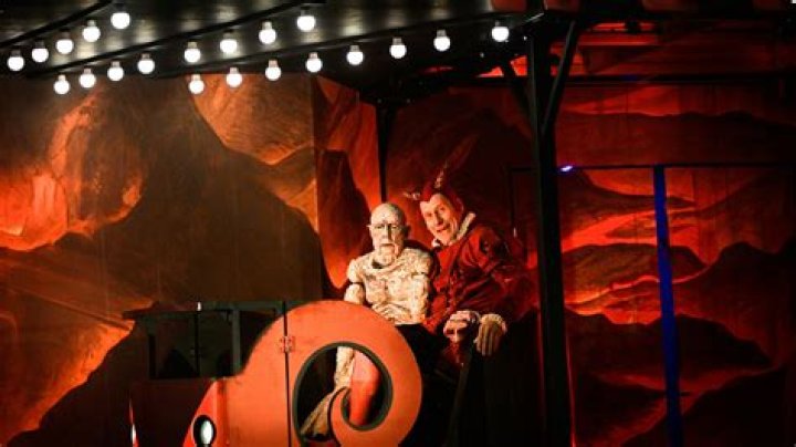 Die Wissenden – Jan-Christoph Gockel inszeniert Nina Enders Kommentar zur Humanmedizin