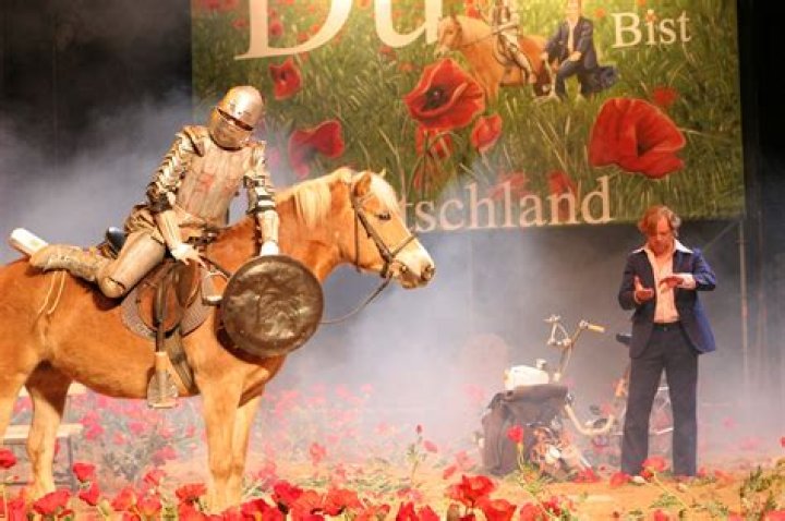 Don Quijote – Simon Solberg jagt den Ritter von der traurigen Gestalt am Schauspiel Köln durch die Filmgeschichte