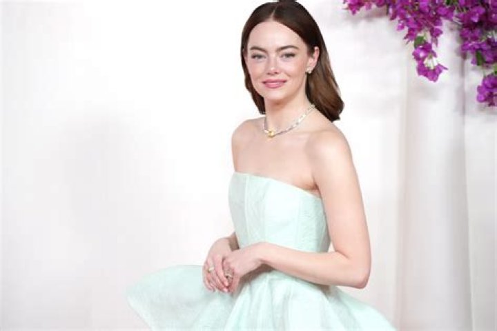 Emma Stone Had a Relatable Wardrobe Malfunction at the 2024 Oscars