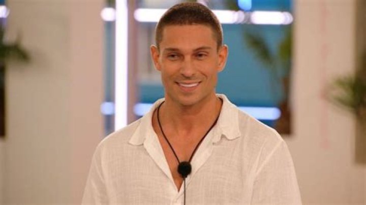  Five Star Hotel: Joey Essex busking is UNMISSABLE – Can’t pronounce “guitar” Fri 30 March 2018 08:00 Updated Mon 4 September 2023 07:58 Liam Curtis 