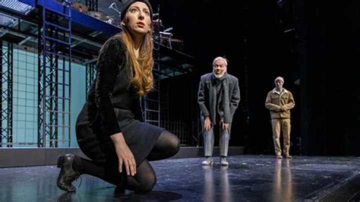 Golden House – Thomas Krupas wahnwitzige Uraufführung von Salman Rushdies jüngstem Roman am Theater Erlangen