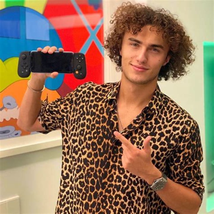 Kwebbelkop (YouTuber) Lifestyle, Biography, Age, Height, Girlfriend, Net worth, Price