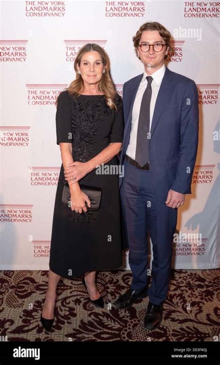 Lauder Zinterhofer 2008 Gra... Net Worth (2024)