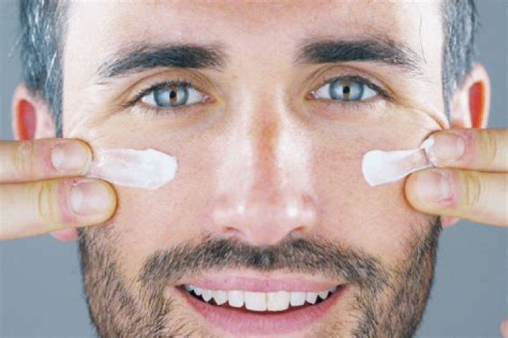 Los 6 mejores contornos de ojos para hombre: ¿a partir de qué edad deberías empezar a usarlo?