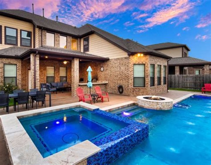 Luis Fonsi height, weight, age, body stats