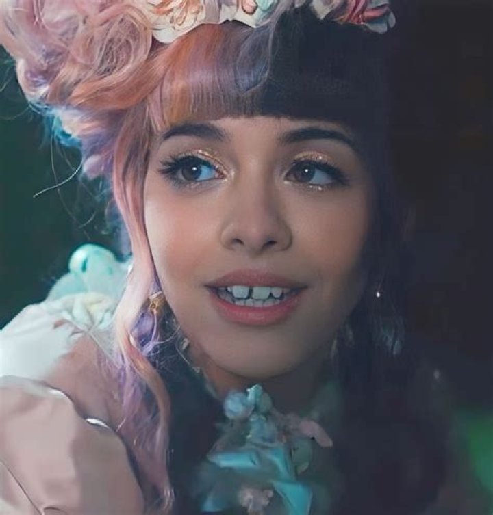 Melanie Martinez's Hairstyles & Hair Colors
