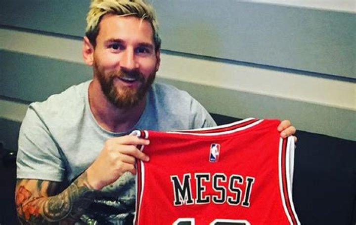 Messi poses with new Chicago Bulls jersey