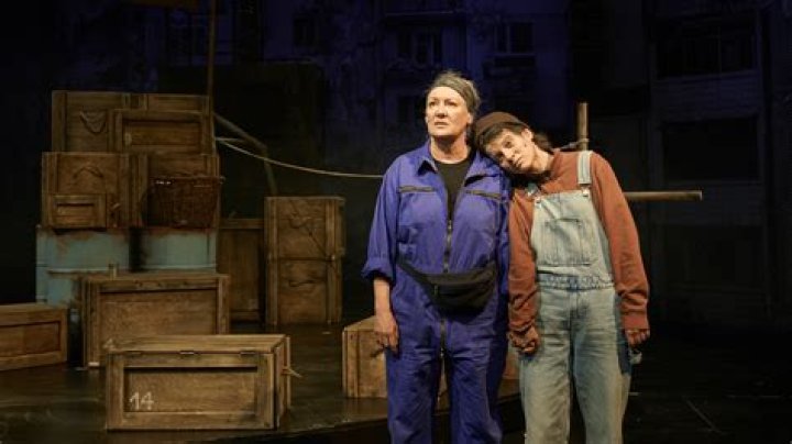Mutter Courage und ihre Kinder – Am Hamburger Thalia Theater inszeniert Phillip Becker einen braven Brecht