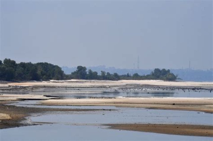 Oil pollutants weighing 150 tons are drifting down Dnipro River, Ukrainian presidential adviser says