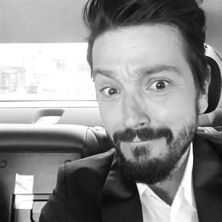 Oscar Isaac height weight body stats