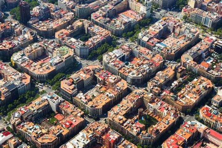 ¿Por qué Barcelona está construida en cuadrados y cómo se llama esta arquitectura?