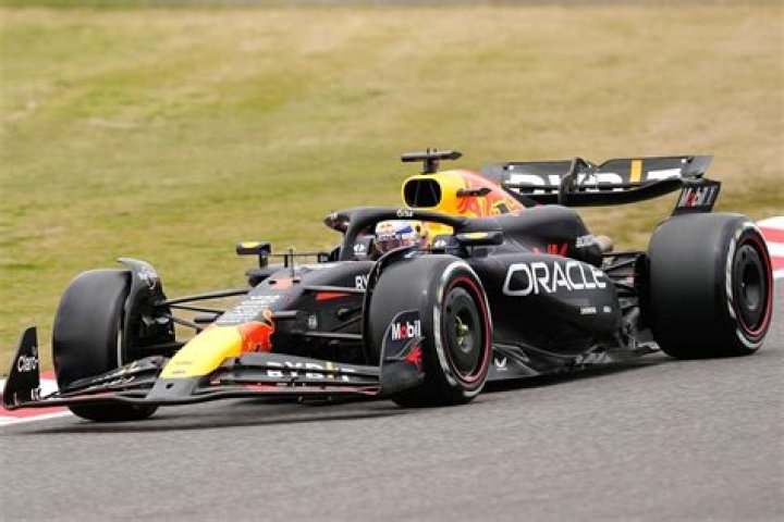 Red Bull domina la P1 con Max Verstappen y Checo Pérez en el GP de Japón