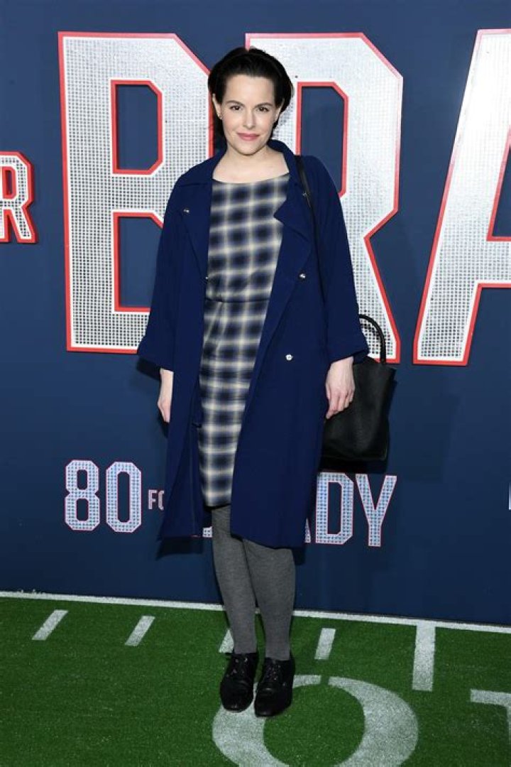 Schitt’s Creek Star Emily Hampshire Apologizes for Johnny Depp/Amber Heard Costume