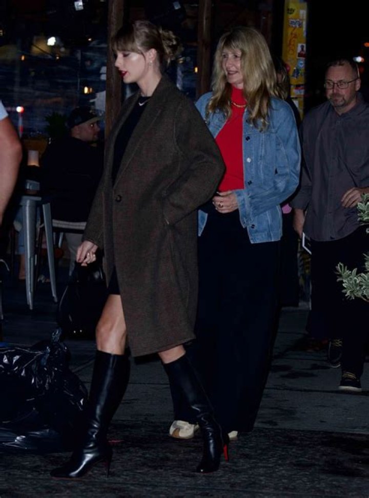 Taylor Swift’s Latest Girls’ Night Out Included Greta Gerwig, Zoë Kravitz, and Lots of Stellar Fall Fashion