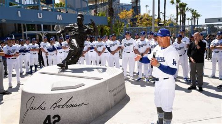 Texas Rangers fan who died at game to be honored with statue