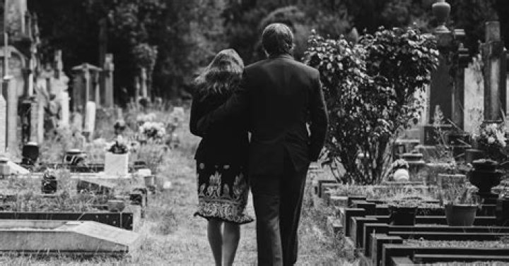 What to Say to Someone Who Lost a Parent or Loved One