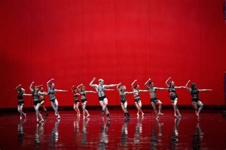 Women in Trouble – Susanne Kennedy entwirft an der Volksbühne Berlin eine schöne cleane Bühnenwelt für postmoderne Menschmaschinen